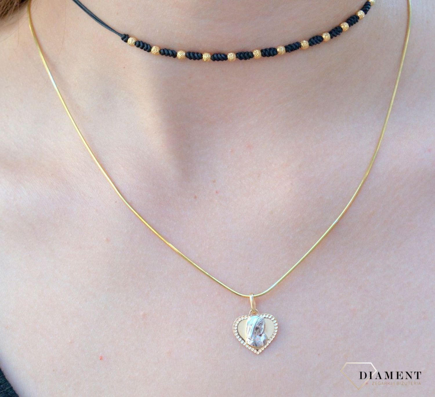 Złota zawieszka 333 medalik wizerunek Matka Boska ZA 3781A 333. Piękny medalik o bogatej symbolice religijnej. Religijną biżuterię wykonano z 8-karatowego żółtego i białego złota, kruszcu od wielu setek lat symbolizującego d.jpg